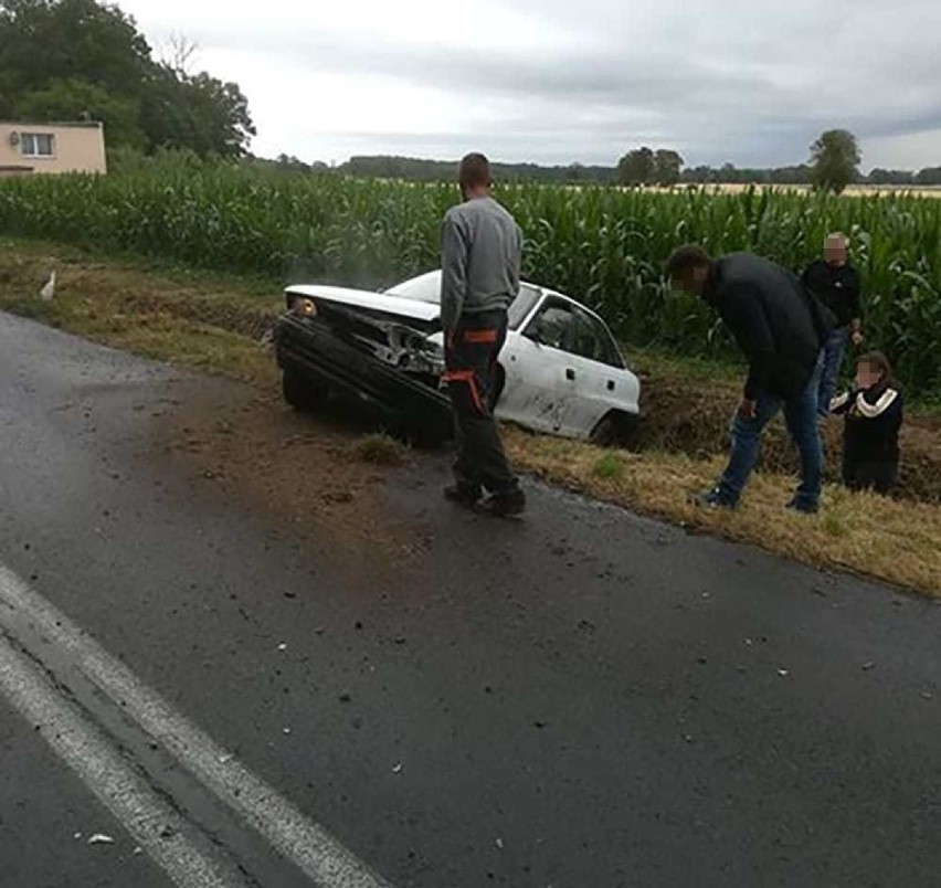 Opel astra koziołkował na poboczu w Studzieńcu.