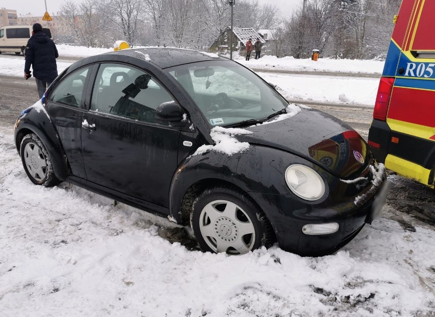 Wypadek w Przemyślu. Na ul. Lwowskiej peugeot uderzył w tył volkswagena. Do szpitala zabrano 12-letnie dziecko [ZDJĘCIA]