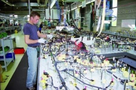 Firma zatrudnia przy produkcji przewodów elektrycznych 1150 osób.   FOT. DARIUSZ GDESZ
