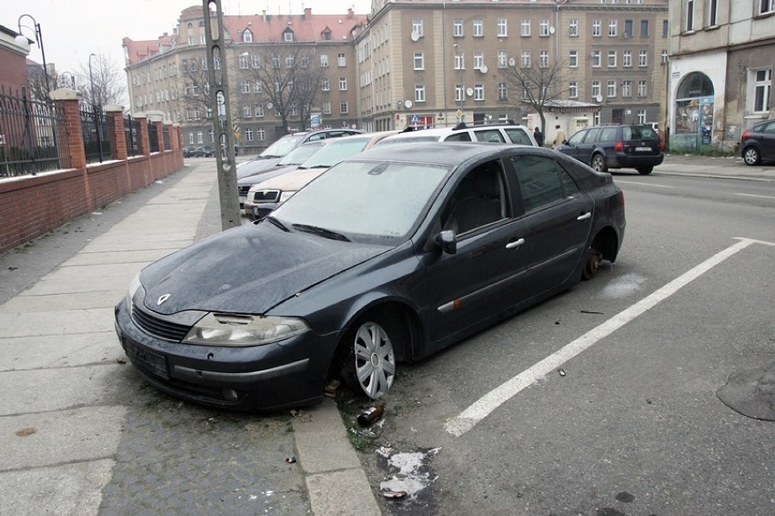 Wrak auta osobowego stoi na ulicy Hutników w Legnicy [ZDJĘCIA]