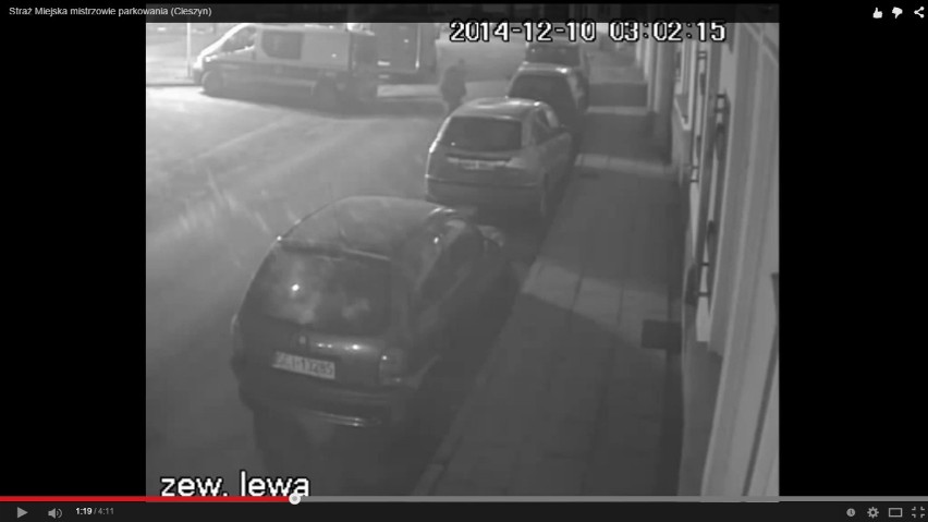 Cieszyn: Radiowóz straży miejskiej uderzył w zaparkowane samochody [WIDEO]