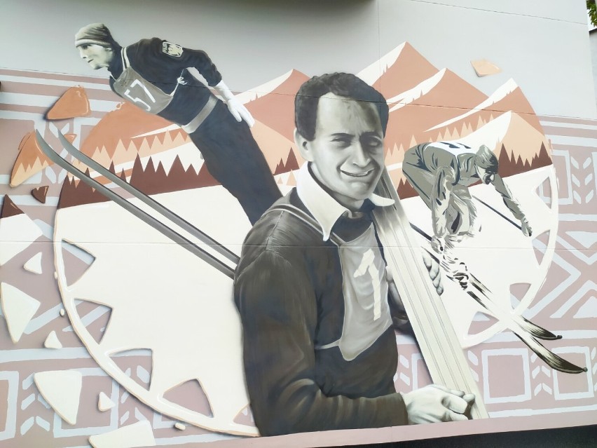 Mural ze skoczkami narciarskimi i pasterzami powstał w Szczyrku. Zapiera dech w piersiach