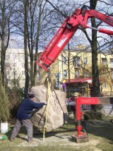 Tablica pamiątkowa na głazie upamiętni ofiary katastrofy smoleńskiej