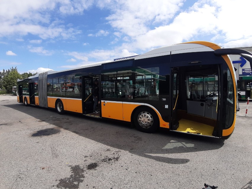 Autobus przegubowy w zajezdni KM Szczecinek w całej...