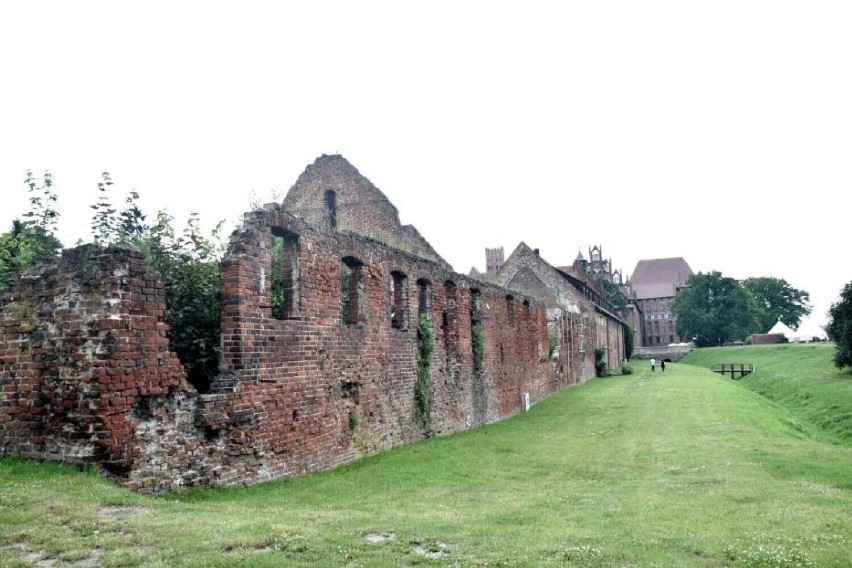 Malbork. Muzeum Zamkowe przed odbudową zabytkowych budynków na Przedzamczu. Wszystkie oferty są za drogie 