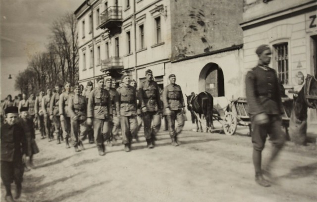 Przemarsz wojska, obecnie to ulica Piotra Skargi w Nowym Sączu. 

Stanisław Pennar był symbolem walki o wolność, dokumentował oblicze wojny i okrucieństwo Niemców