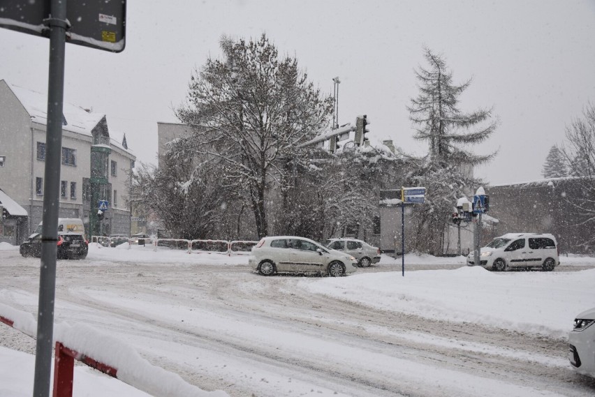 Dramatyczna sytuacja na drogach powiatu wodzisławskiego. Stłuczka za stłuczką. A śnieg dalej sypie