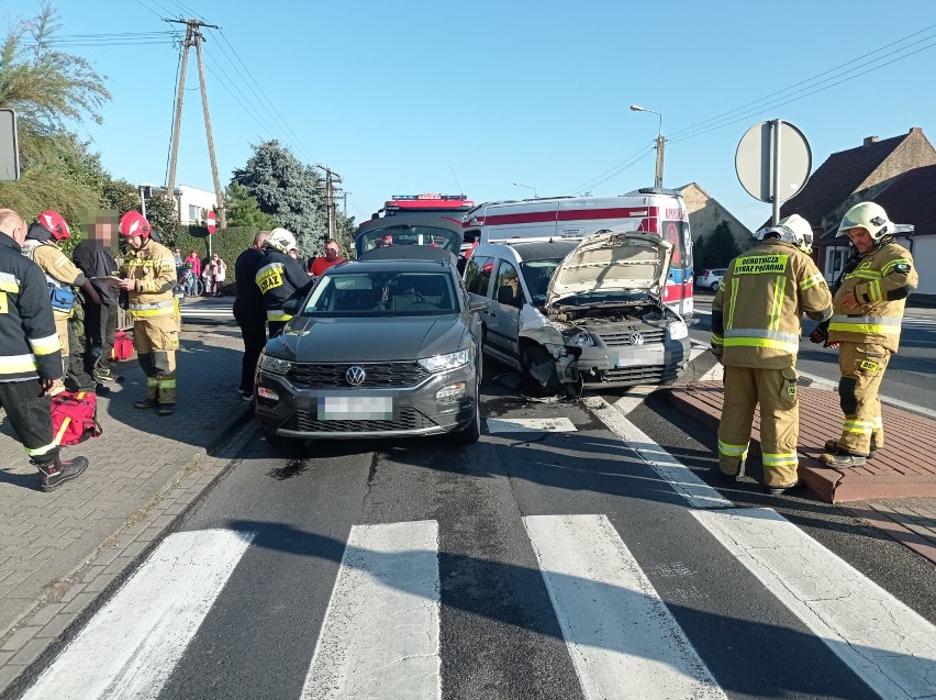 Zderzenie dwóch pojazdów w Granowie. Jedna osoba trafiła do szpitala
