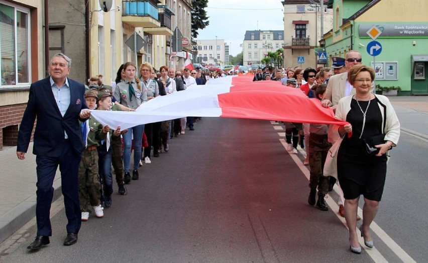 Wyrzysk: Szli ulicami miasta niosąc 50 metrową flagę! [ZOBACZ ZDJĘCIA]