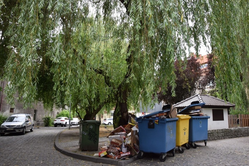 Niektóre odnowione, z siłownią pod chmurką. Inne remontów...