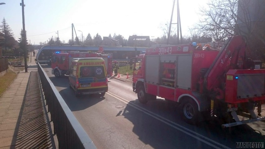 Samochód wjechał pod szynobus w Opolu.