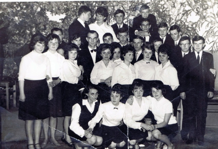 Uczestnicy balu studniówkowego w 1965 roku.