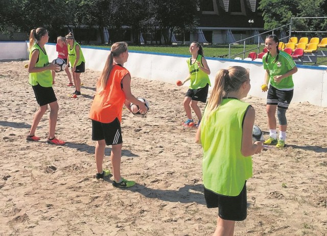 Inowrocławianki starannie przygotowują się do nowego sezonu w trzeciej lidze. Ćwiczą nie tylko na murawach, ale także na piaszczystym boisku przy hali widowiskowo-sportowej