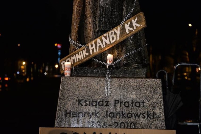 Radni KO chcieli dziś odebrać ks. Jankowskiemu tytuł Honorowego Obywatela Gdańska. Nie udało się. Uchwała przeniesiona na styczeń