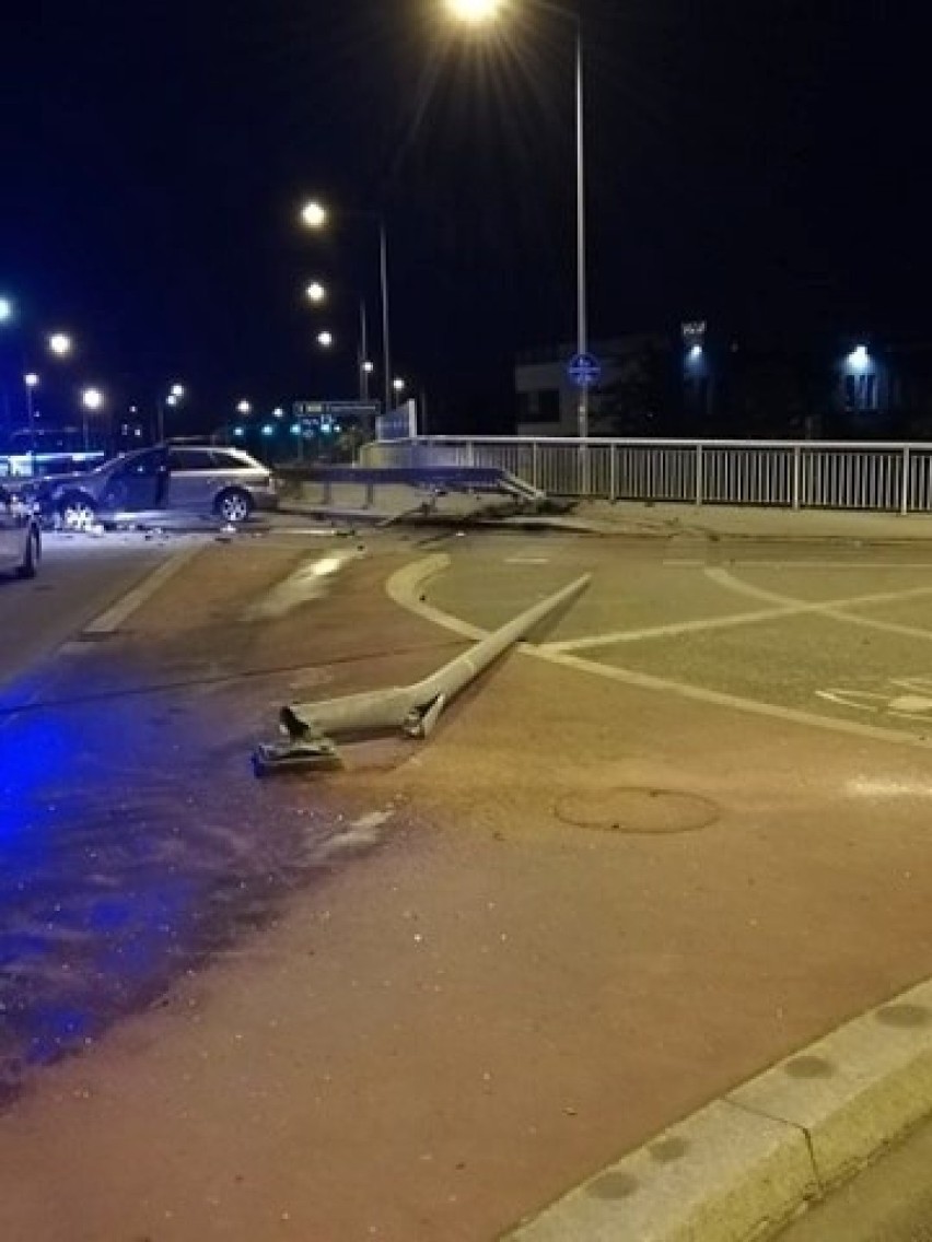 Wypadek w Opolu. Kierowca audi uderzył w słup na wiadukcie na Ozimskiej, zostawił samochód i uciekł