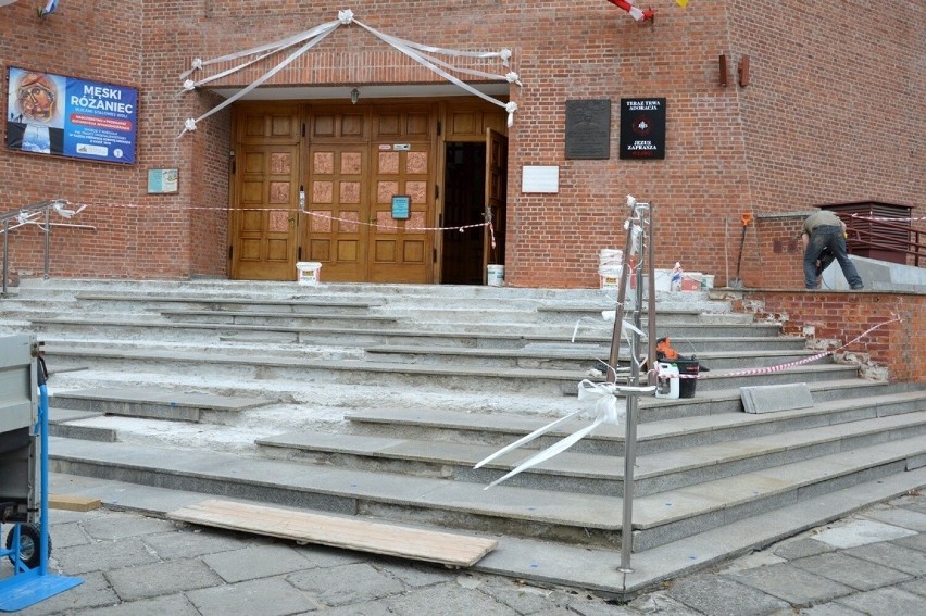 Wymieniają zniszczone granitowe płyty na schodach kościoła