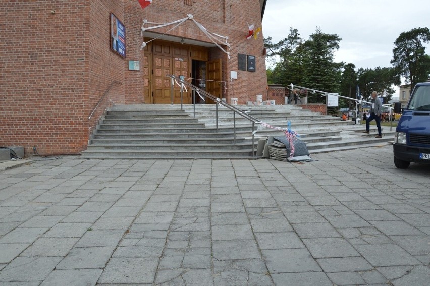 Stalowa Wola. W kościele Trójcy Przenajświętszej ułożono ogrzewanie podłogowe, teraz wymieniają schody