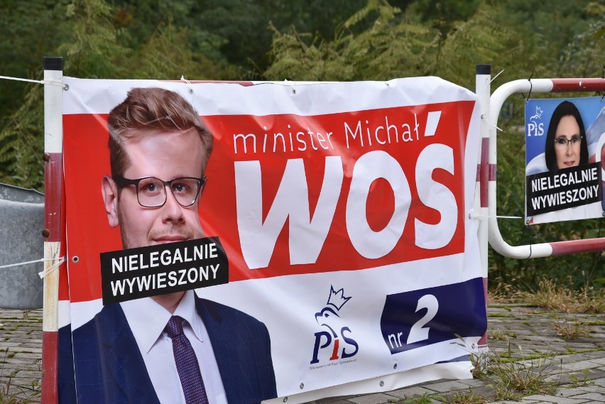 Plakaty kandydatów PiS z naklejką "Nielegalnie wywieszony" w Rybniku