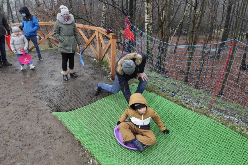 Zabawa na torze saneczkowym