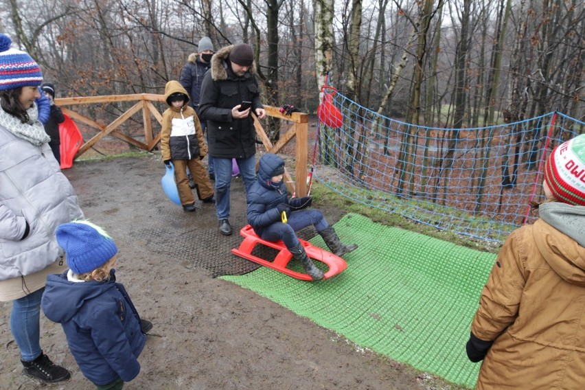 Zabawa na torze saneczkowym