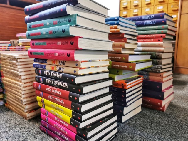 Już wkrótce w filii nr 2 Miejskiej Biblioteki Publicznej w Lesznie będzie można wypożyczać ukraińskie książki. Miasto zakupiło 500 pozycji dla dzieci, młodzieży i dorosłych.