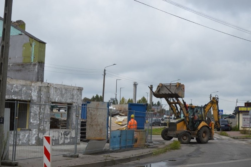 Kładki nad torami w Skarżysku już nie ma. Właśnie rozebrano ostatni element