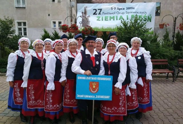 Zesp&oacute;ł &quot;Złotniczanki&quot; ze Złotnik Kujawskich wr&oacute;cił z laurami z  XXVII Og&oacute;lnopolskiego Festiwalu Grup Śpiewaczych &quot;Ziemia i Pieśń&quot; - Szprotawa 2019.

Złotniczanki pod kierunkiem artystycznym Iwony Szczepańskiej reprezentował Złotniki Kujawskie w festiwalu, kt&oacute;ry od 5 do 7 lipca odbywał się w Szprotawie.

- Konkurencja była niesamowicie duża. 33 zespoły z całej Polski walczyły o &quot;Liść klonu&quot;, Grand Prix, kt&oacute;re przyznawane było w dw&oacute;ch kategoriach: zespoł&oacute;w a'capella oraz zespoł&oacute;w z akompaniamentem oraz o tytuł laureata, kt&oacute;ry uzyskało tylko 6 zespoł&oacute;w - podkreśla Katarzyna Knych z Urzędu Gmiy Złotniki Kujawskie. 

Złotniczanki wyśpiewały tytuł laureata XXVII Og&oacute;lnopolskiego Festiwalu Grup Śpiewaczych &quot;Ziemia i pieśń&quot; Szprotawa 2019. Gratulujemy!

IV Festiwal Lawendy na Kujawach. Lovenda Kujawska 2019:
&lt;script class=&quot;XlinkEmbedScript&quot; data-width=&quot;640&quot; data-height=&quot;360&quot; data-url=&quot;//get.x-link.pl/10357893-f4d6-3d98-05bc-ca51f142cd63,02fe00ea-125c-b49a-8b85-6b69c8355f72,embed.html&quot; type=&quot;application/javascript&quot; src=&quot;//prodxnews1blob.blob.core.windows.net/cdn/js/xlink-i.js?v1&quot;&gt;&lt;/script&gt;