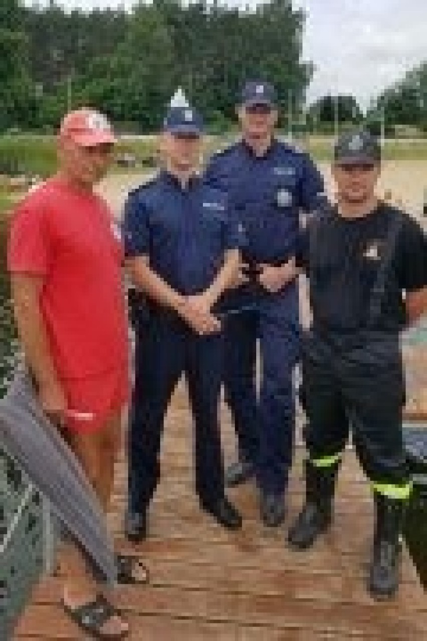 Policjanci, strażacy i woprowcy nad jeziorem Mochel w Kamieniu Krajeńskim