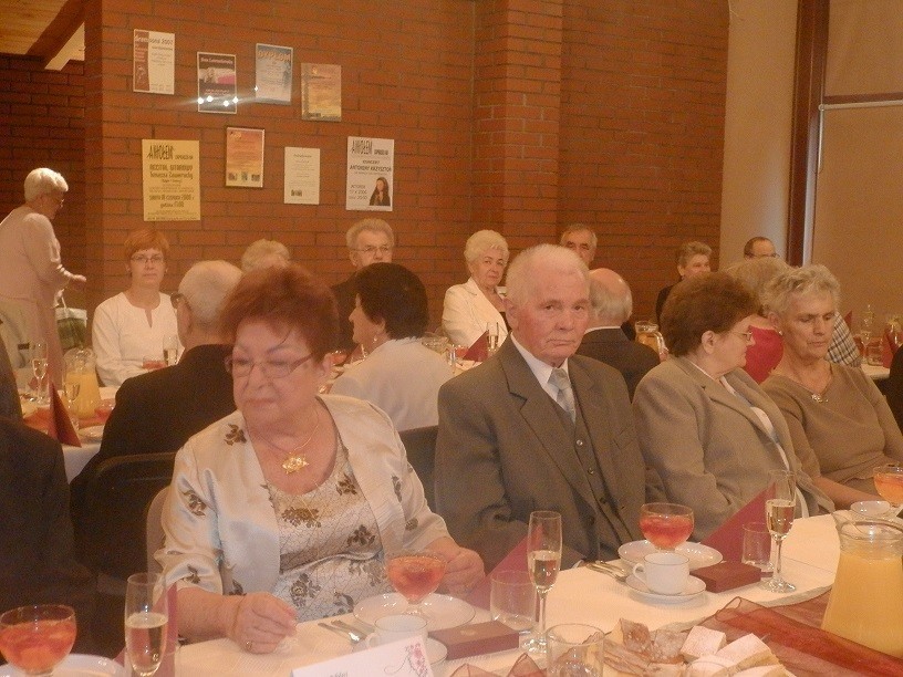 Śrem: uroczystość 50-lecia pożycia małżeńskiego. Złote gody w Auli Jana Pawła II na Jezioranach FOTO