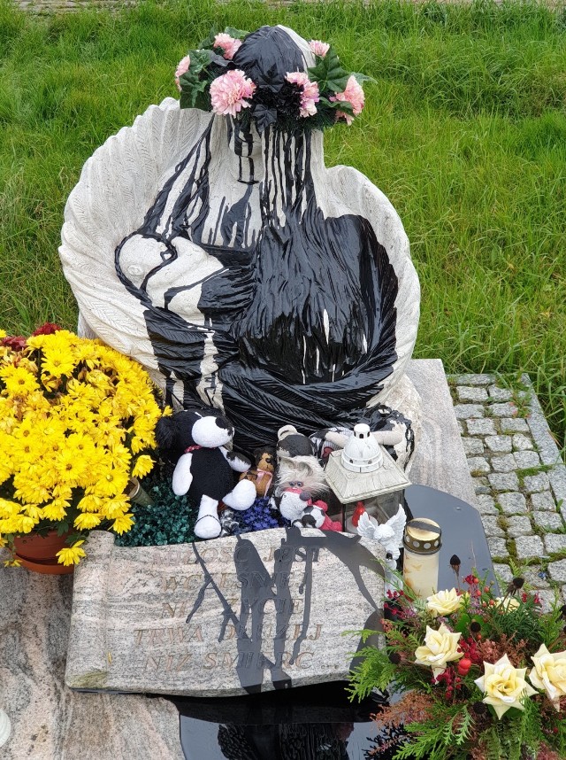 Pomnik na cmentarzu został oblany czarną farbą