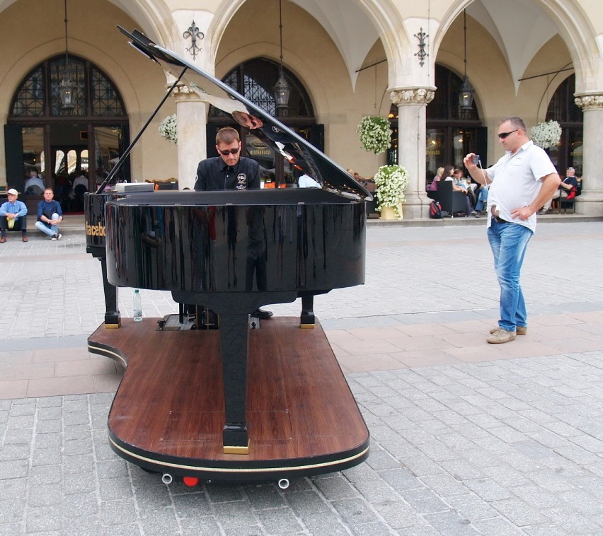 Niemiecki pianista na krakowskim Rynku [ZDJĘCIA]