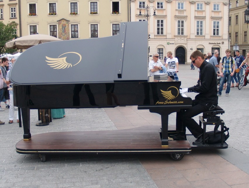 Niemiecki pianista na krakowskim Rynku [ZDJĘCIA]