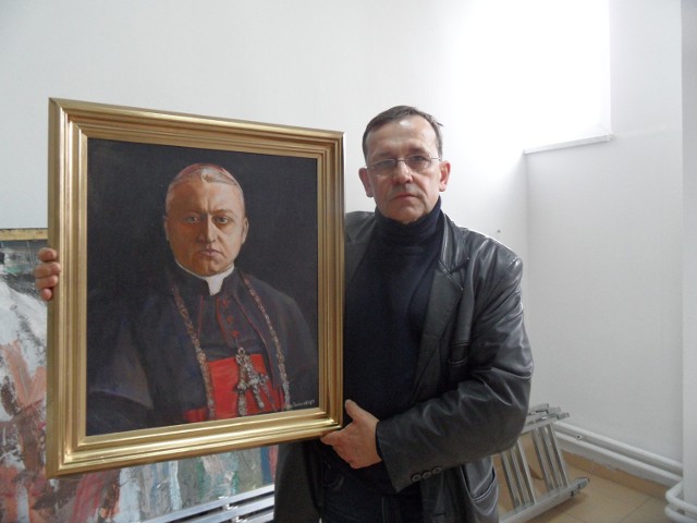 A.dam Plackowski, koordynator obchodów Roku kard. Hlonda w mieście, namalował portret kardynała