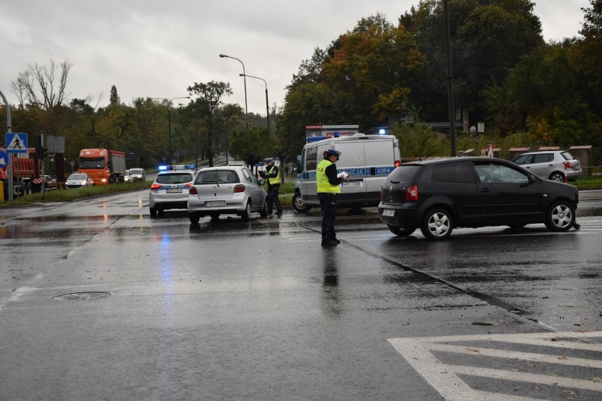 Zderzenie 3 aut na skrzyżowaniu ulic Poznańskiej i Kłeckoskiej