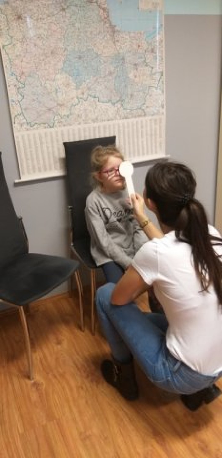 Zobaczyć lepszą przyszłość - bezpłatne badanie wzroku i okulary korekcyjne dla podopiecznych PCPR
