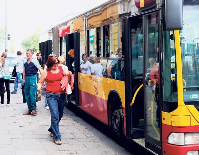 Pasażerowie MPK muszą dłużej czekać na autobus, bo z rozkładu wycofano 23 pojazdy