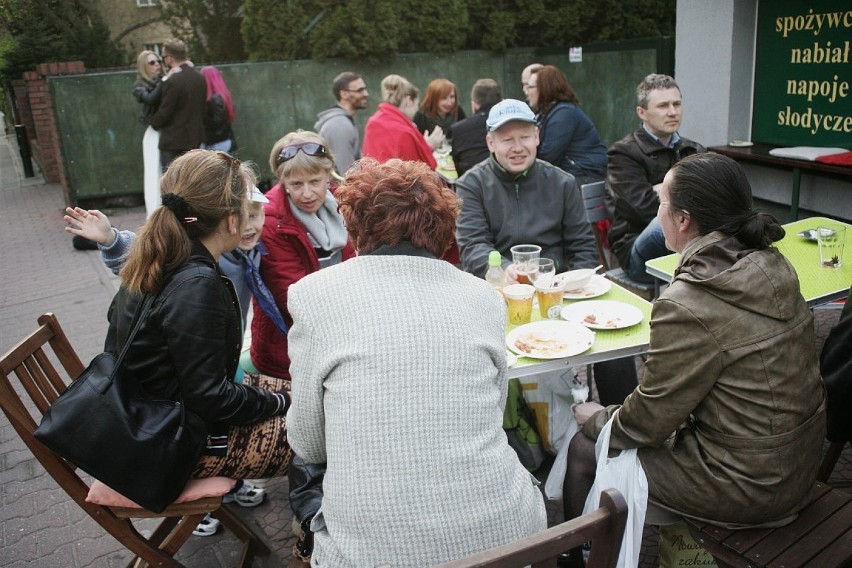 Majówka w Poznaniu: Sąsiedzki stół stanął "Pod Czarnym Kotem"