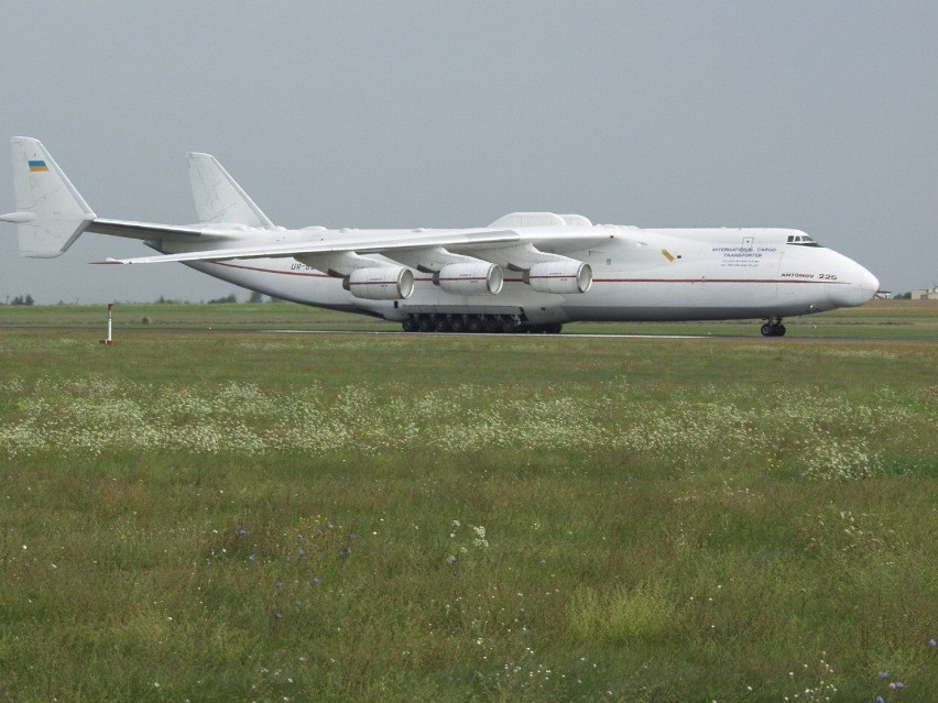 Rok 2003, przylot Antonova 225 ze sprzętem dla Kronospanu
