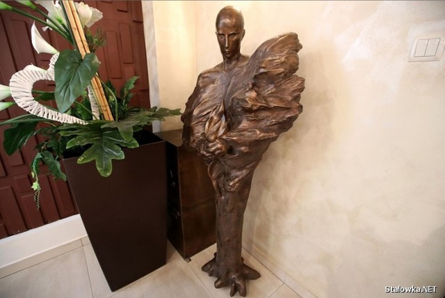 Rzeźba Demiurga usunięta z sali obrad, znajduje się w sali toastów Urzędu Stanu Cywilnego