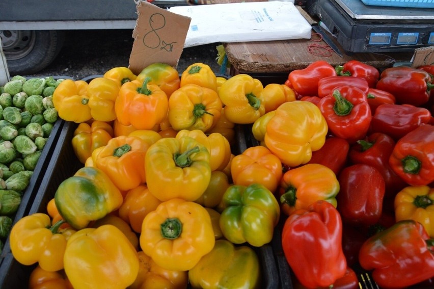 Bazary w Stalowej Woli w piątek 30 września. Sprawdź ceny warzyw i owoców. Co można było kupić i w jakiej cenie? Zobacz zdjęcia