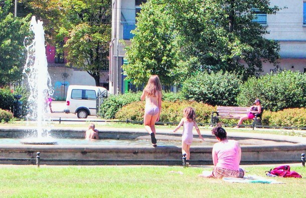 Opalanie topless i w bieliźnie, koszenie trawy bez koszulki - sprawdź, za  co możesz dostać mandat | Dzierżoniów Nasze Miasto