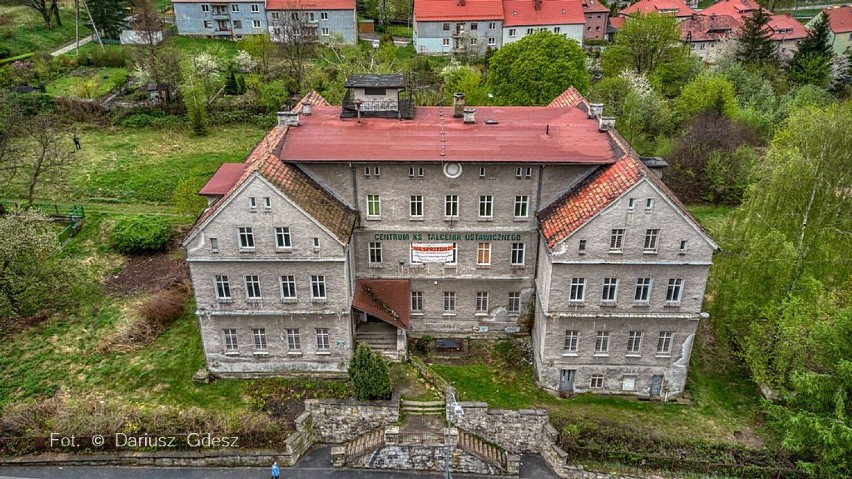 Wałbrzych: Opuszczony budynek dawnego CKU przy ul. Niepodległości sprzedany za 1 000 000 zł (ZDJĘCIA)