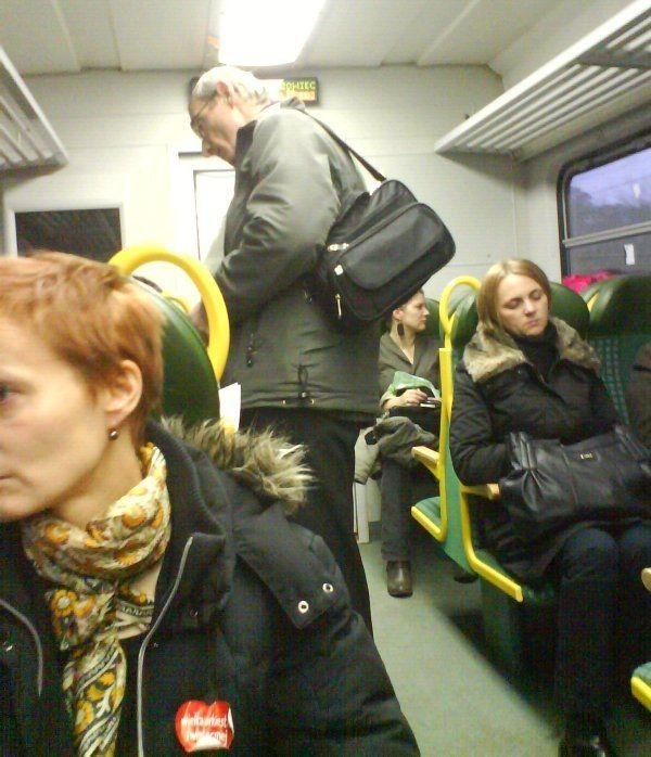 10 stycznia 2012 pociąg Kolei Mazowieckich z Otwocka do Warszawy - cywilny kontroler wystawia karę osobie posiadającej doładowany, ale jeszcze nie aktywowany bilet