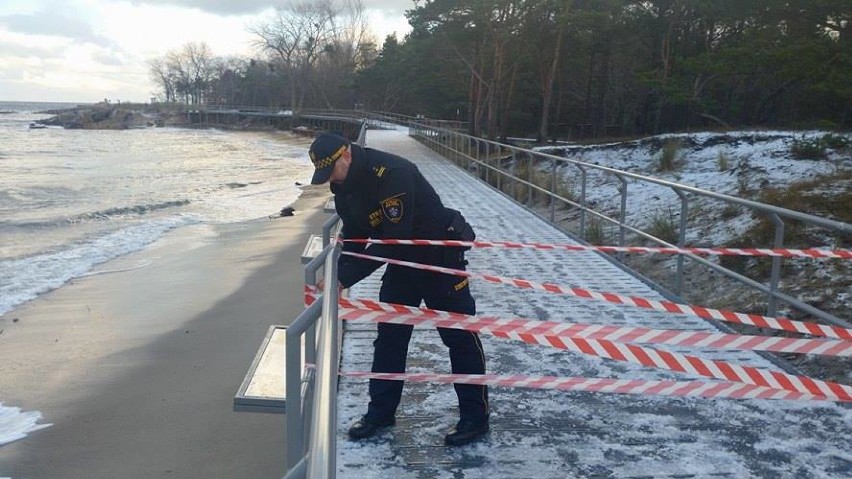 Hel, sztorm listopad 2016 - woda podmyła podesty na cyplu