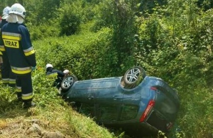 Samochód dachował a kierowca zakończył podróż w szpitalu