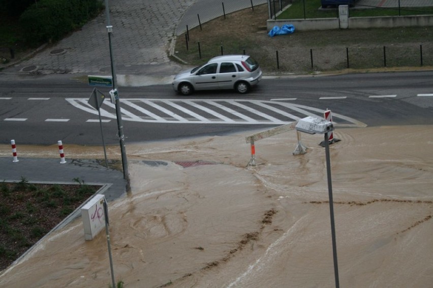 Zalane ulice na Niebuszewie. Awaria wodociągu i duże utrudnienia [zdjęcia]