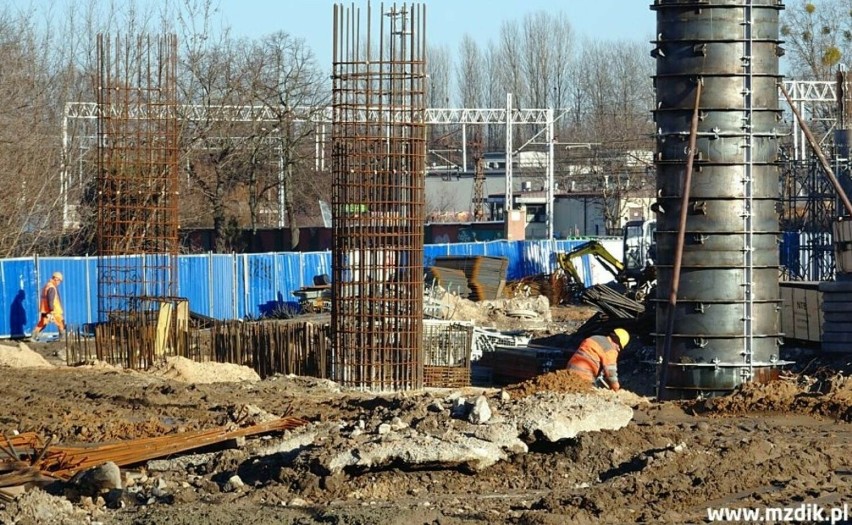 Budują wiadukt na ulicy Żeromskiego w Radomiu. Rosną filary i przyczółki, zimą wiele udało się zrobić. Zobacz, jaki jest postęp prac