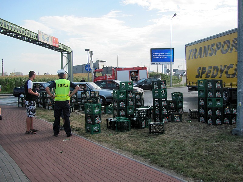 Kalisz: Skrzynki z piwem wypadły z ciężarówki na Rondzie Solidarności. ZDJĘCIA