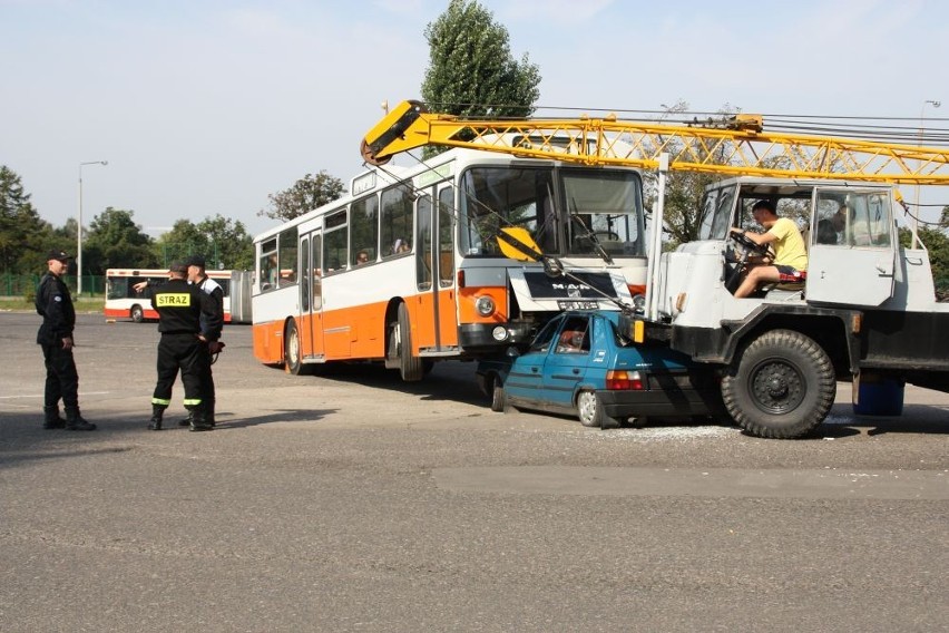 Wypadek na Hallera? Zderzenie samochodu, dźwigu i autobusu - ćwiczenia służb ratunkowych w Gdańsku