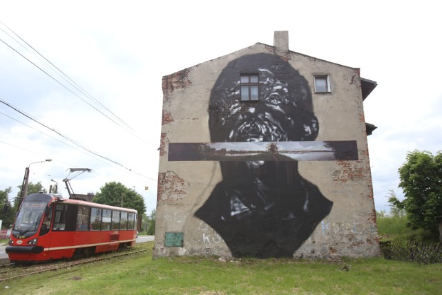 Katowice Street Art Festival 2015: Ulica Wiosny Ludów 62 w Szopienicach  Na tej ścianie malował Axel Void. Artysta mieszkający w Miami odniósł się w swojej pracy do historii tego miejsca, z którego widać pozostałości po hucie "Uthemann". Mural przedstawia Antona Uthemanna, ale malowidło przecięte jest obrazem okolicznych stawów, nad którymi wypoczywają dzieci z okolicy.